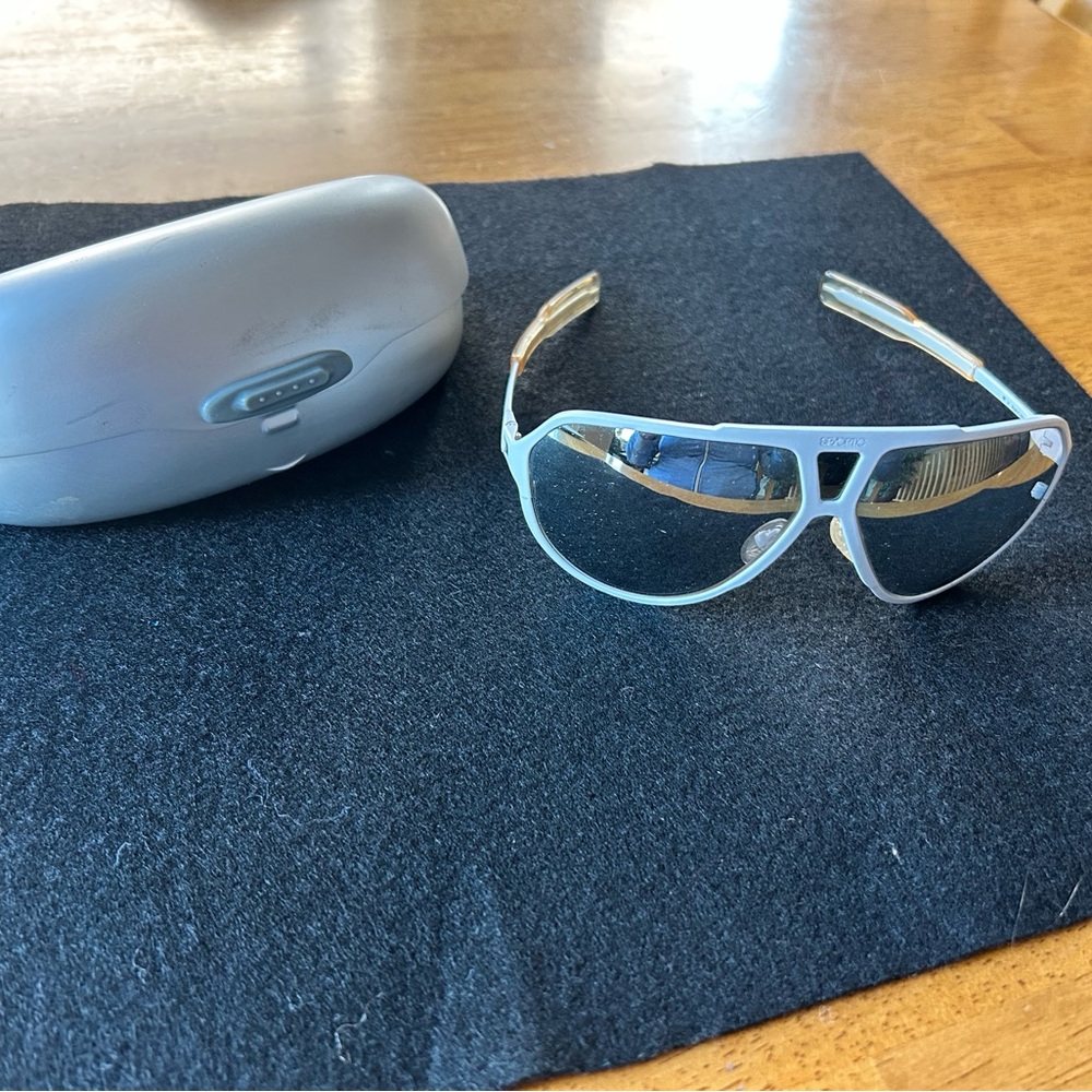 SkyOptic Silver Shadow White and Gold Aviator Sunglasses with Mirrored Lenses